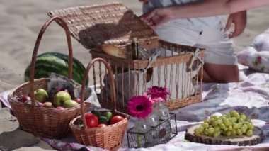 Piknik sepeti üzerinde plaj renkli battaniye