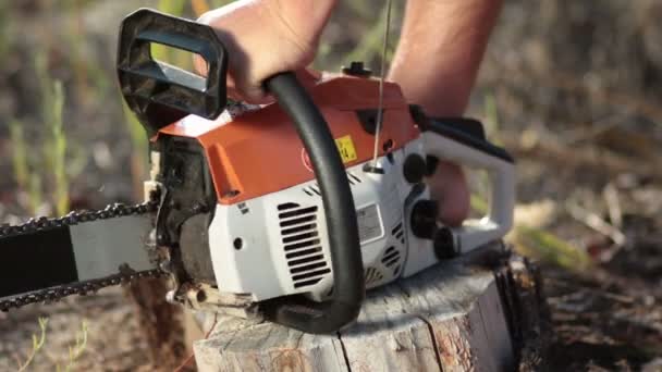 Close up man hands starting chainsaw — Stock Video