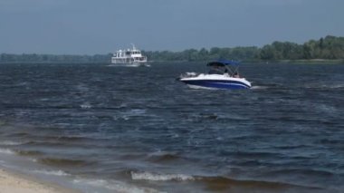 Yaz aylarında nehir yüzen gemi cruise