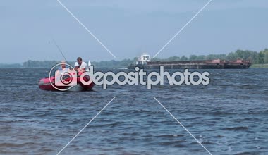 Baba oğlu tekneyle balık tutmayı öğretmek