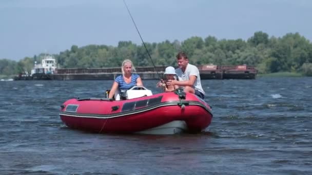 Çubuk makara ile teknede balık tutan genç çocuk — Stok video