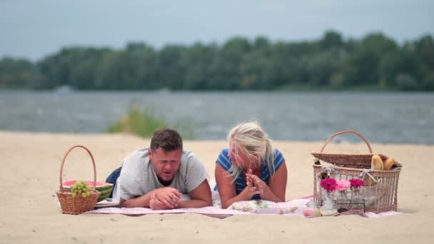 Mutlu aile tatil realaxing plaj üzerinde — Stok video