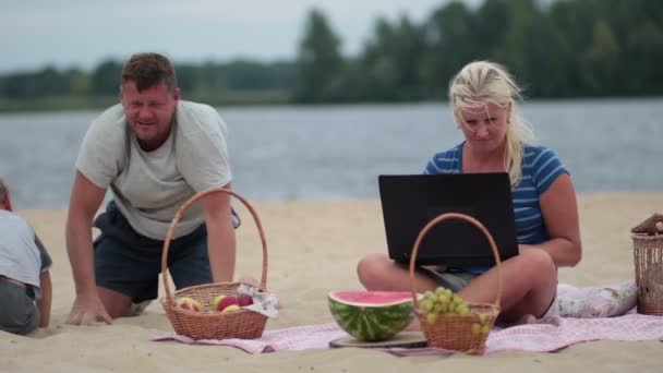 Frau mit Laptop arbeitet am Strand — Stockvideo