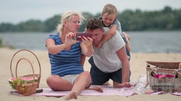 Vackra familj på stranden att göra selfie med telefon — Stockvideo