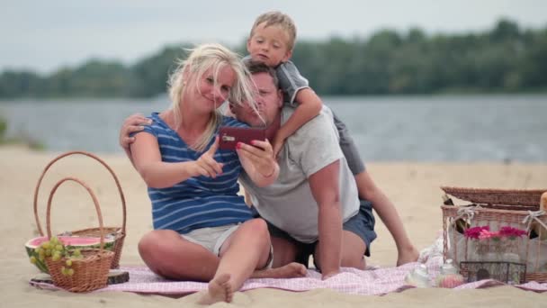 Smiling family making a self portrait with phone — Stock Video