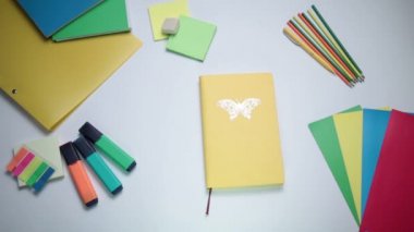 Word marker ile beyaz not etmek üstünde yazılı fikir