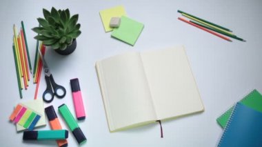 Çizim asılmış adam üstünde defter