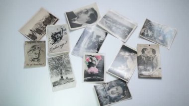 Siyah ve beyaz fotoğraf masadan üfleme