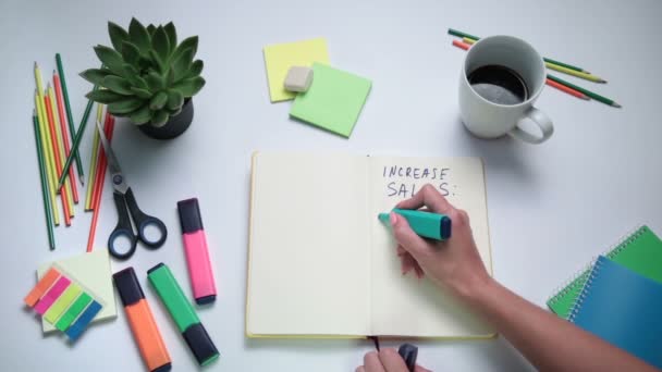 Menselijke hand schrijven van stappen om de omzet te verhogen — Stockvideo