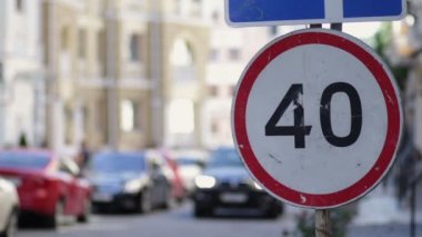 Hız sınırı işareti şehrin yaz gününde sokak