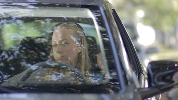 Mulher elegante sensual saindo do carro — Vídeo de Stock