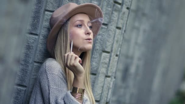 Smutná osamělá žena kouření cigaret a myšlení — Stock video