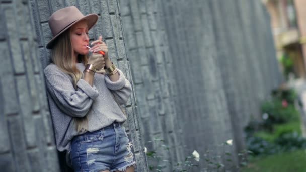 Femme fumant et s'appuyant sur le mur de briques loft — Video