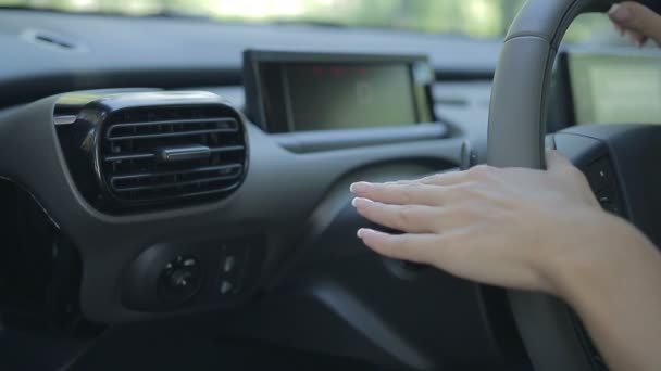 Mujer conduciendo coche y usando interruptor de señal de giro — Vídeos de Stock