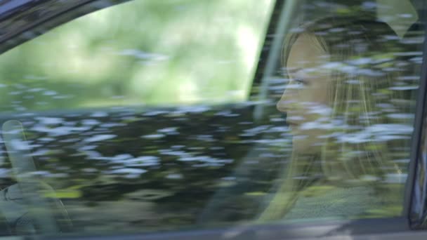 Conductora sonriente abriendo ventana de coche — Vídeos de Stock