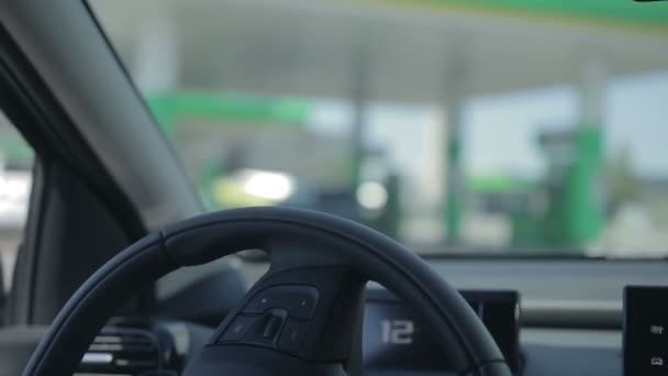 Mujer joven conduciendo el coche — Vídeo de stock