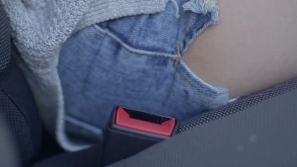 Närbild på kvinnliga infästning bilbälte i bilen — Stockvideo