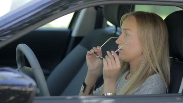 Очаровательная девушка в автомобиле пристегивает ремень безопасности — стоковое видео