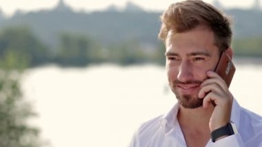 Genç yakışıklı hipster cep telefonunuzun konuşma