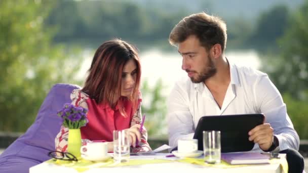 Empresarios trabajando con tableta al aire libre — Vídeo de stock