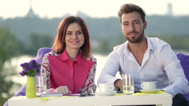 Gente sonriente de negocios dando pulgares hacia arriba signo — Vídeos de Stock