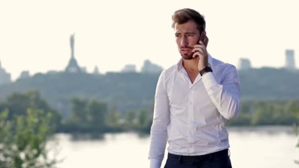 Злой бизнесмен кричит по телефону — стоковое видео