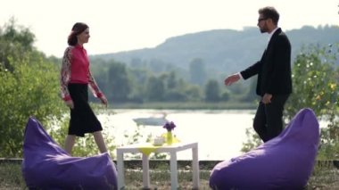 Toplantıda el sıkışan iş arkadaşları