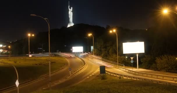 Moderno tráfico de la ciudad en horario nocturno — Vídeo de stock