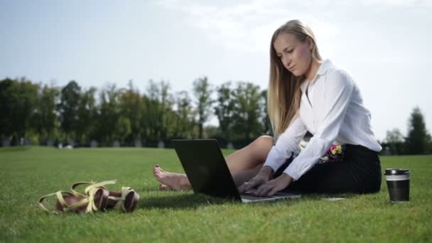 Ung affärskvinna som arbetar på laptop utomhus — Stockvideo