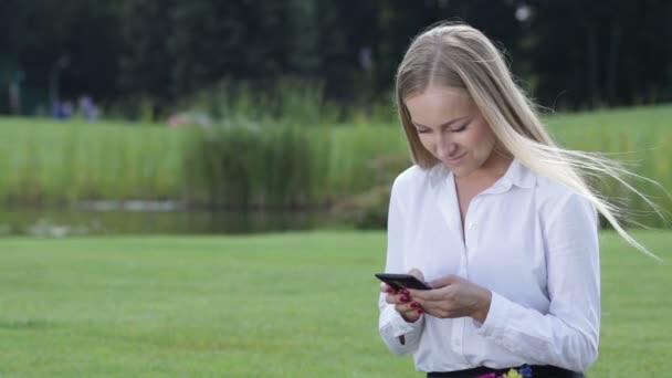 Молодая предпринимательница работает с сотовым телефоном на открытом воздухе — стоковое видео