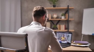 İK yöneticisi potansiyel çalışanı internetten sorguluyor