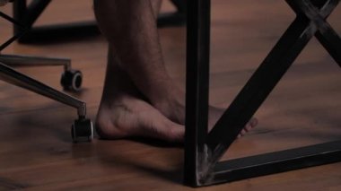 Evde görüntülü sohbet sırasında yarı giyinmiş iş adamı.