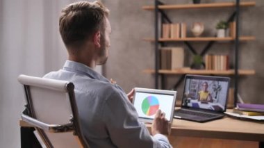 Çevrimiçi iş toplantısı sırasında şirket çalışanları