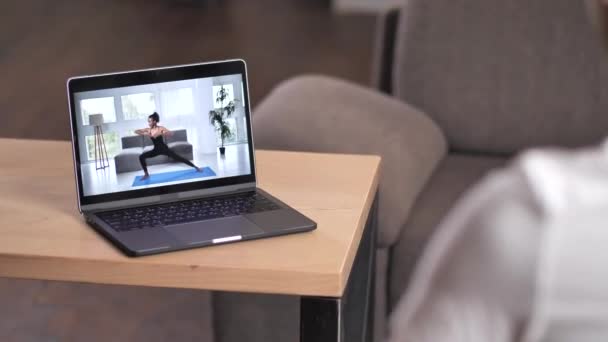 Pratique de yoga en ligne sur ordinateur portable avec entraîneur féminin — Video