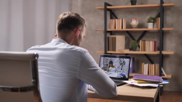 Чоловічий клієнт спілкується онлайн з дизайнером — стокове відео