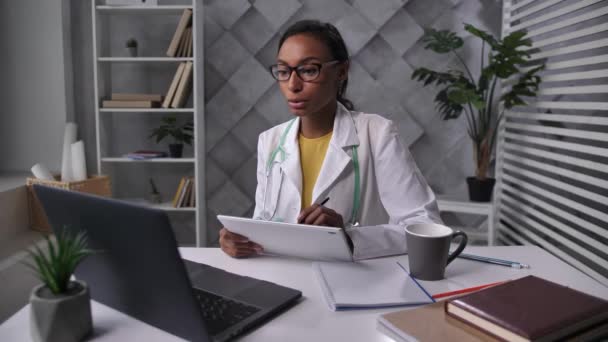 Žena lékař konzultační pacient přes internet — Stock video