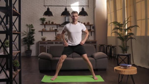 Radosny sportowiec ćwiczący jogę w domu — Wideo stockowe