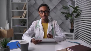 Danışmanlık sırasında pozitif kadın doktor