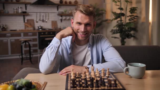 Νεαρός άνδρας παίζει σκάκι online με φίλο — Αρχείο Βίντεο