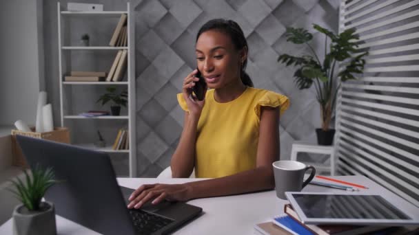 Mladá žena telecomuting na domácí kanceláři — Stock video