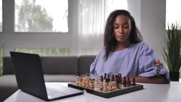 Mujer bastante inteligente jugando al ajedrez en línea — Vídeos de Stock