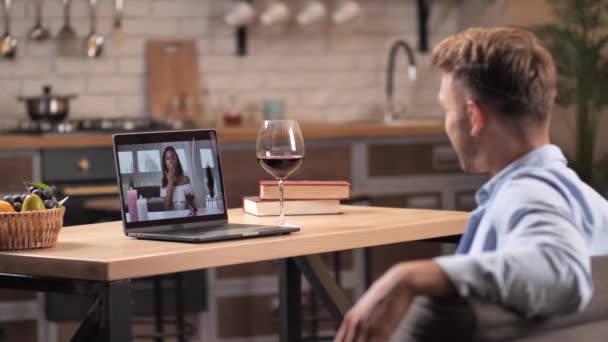 Pareja cariñosa diciendo adiós después de citas en línea — Vídeo de stock