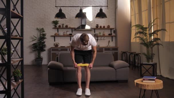 Mosolygós fitt férfi gyakorol otthon zárlat alatt — Stock videók