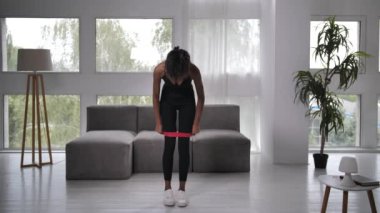 Çevrimiçi spor yaparken spor kadın çalıştırıcı