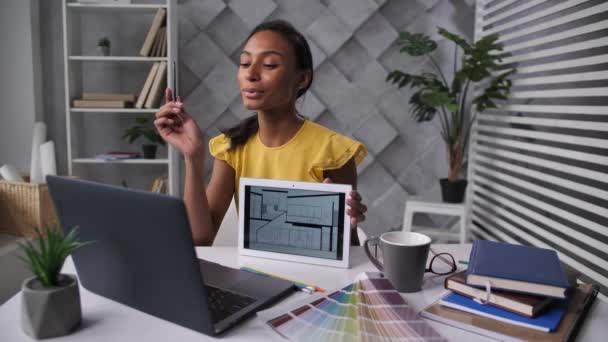 Kvinnlig inredningsarkitekt möte med kund online — Stockvideo