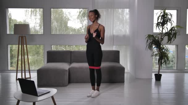 Mujer en forma positiva entrenador en línea durante el entrenamiento — Vídeos de Stock