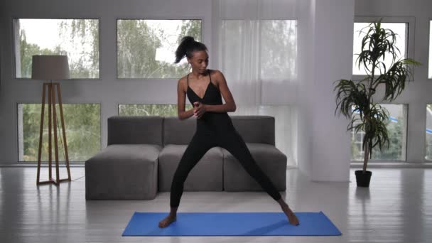 Formateur femme apte pratiquant le yoga par chat vidéo — Video