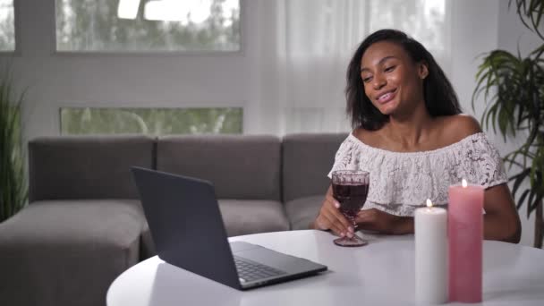Šťastná fena těší vzdálené randění na notebooku — Stock video
