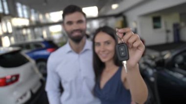 Galeride araba anahtarı olan birkaç neşeli alıcı.