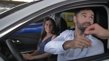 Anahtarı alan mutlu alıcılar yeni otomatikte oturuyorlar